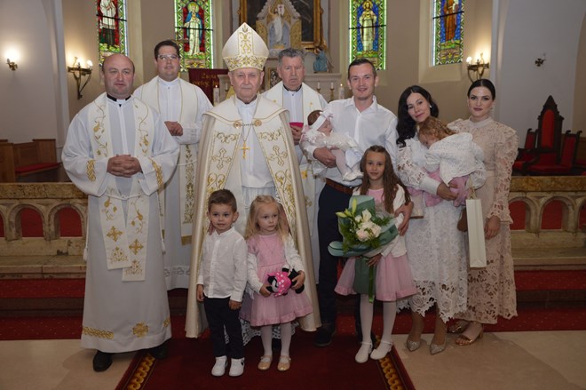 Biskup Mrzljak krstio peto dijete obitelji Ružman iz Đurđevca